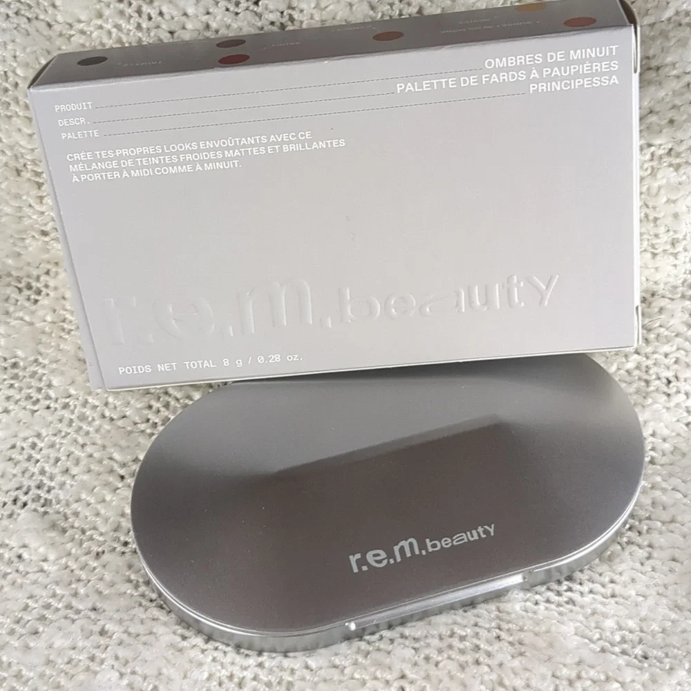 r.e.m. beauty eyeshadow palette in Midnight Shadows, 8g/0.28oz